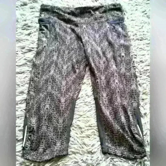 NWOT Athleta Be Free Grey Pattern Workout Gym Yoga Active Crop Legging SZ S - Picture 1 of 3